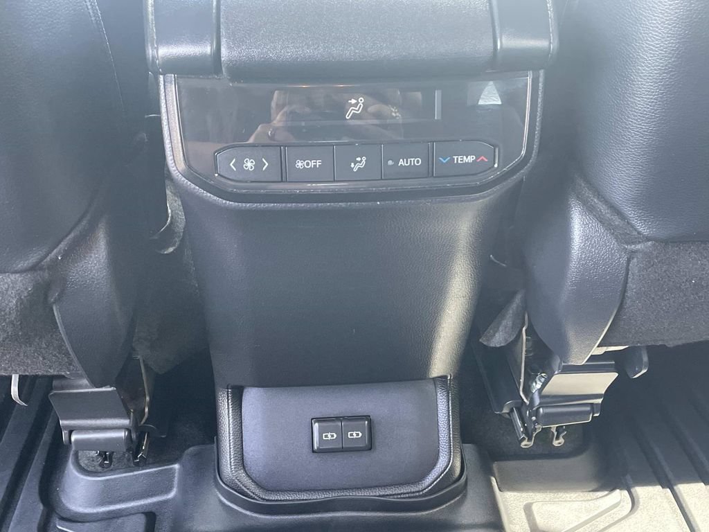 Used 2024 Toyota Highlander XLE FWD image 17