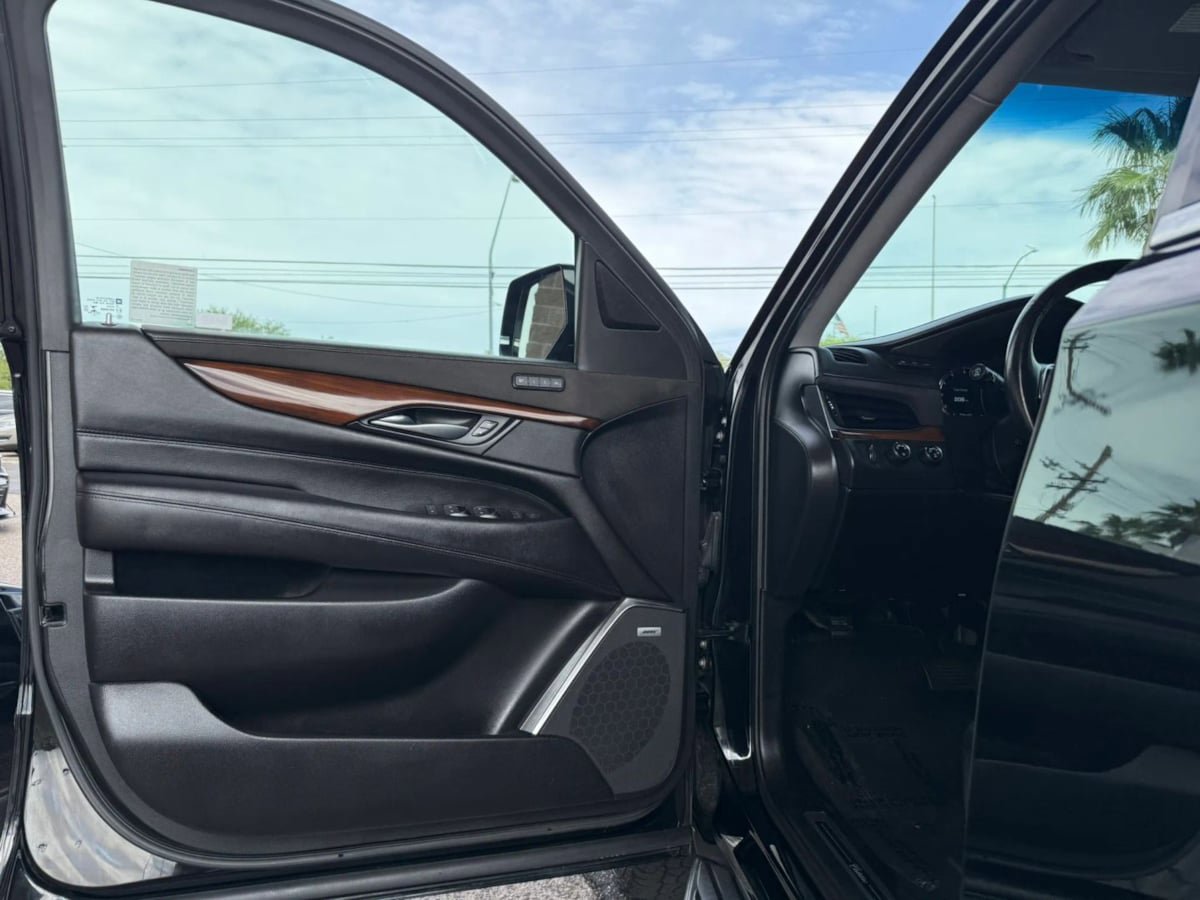 Used 2018 Cadillac Escalade Luxury AWD/4WD image 37