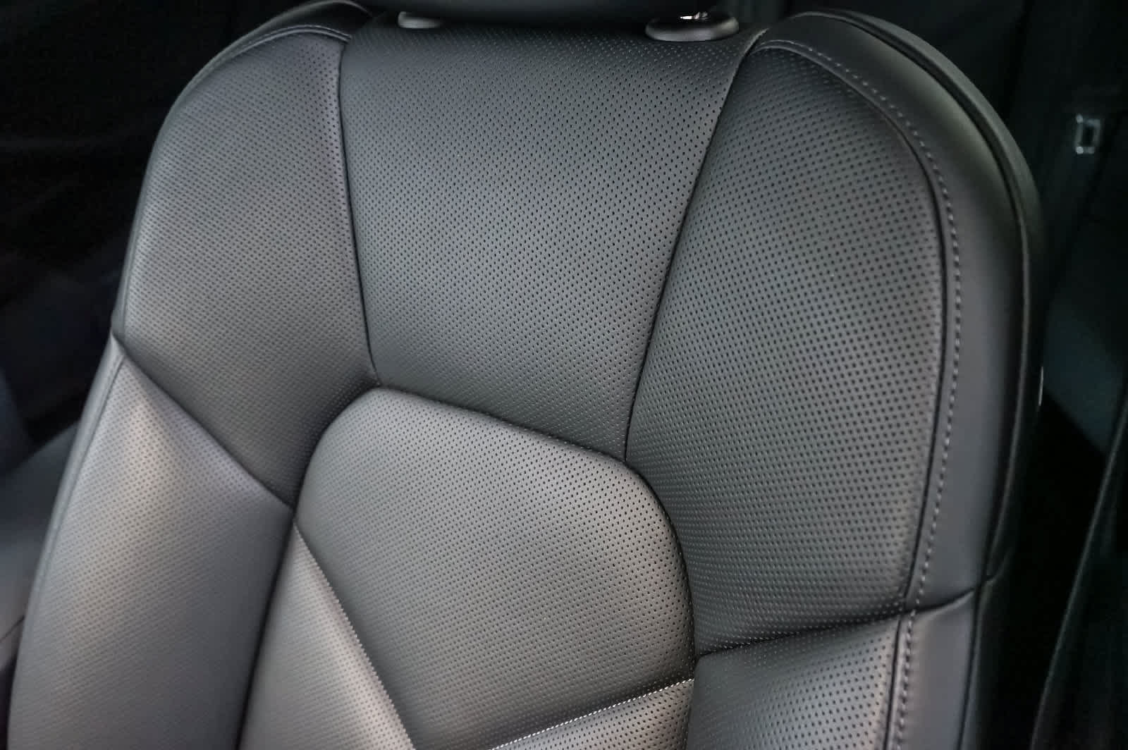 Certified 2026 Porsche Macan AWD/4WD image 17