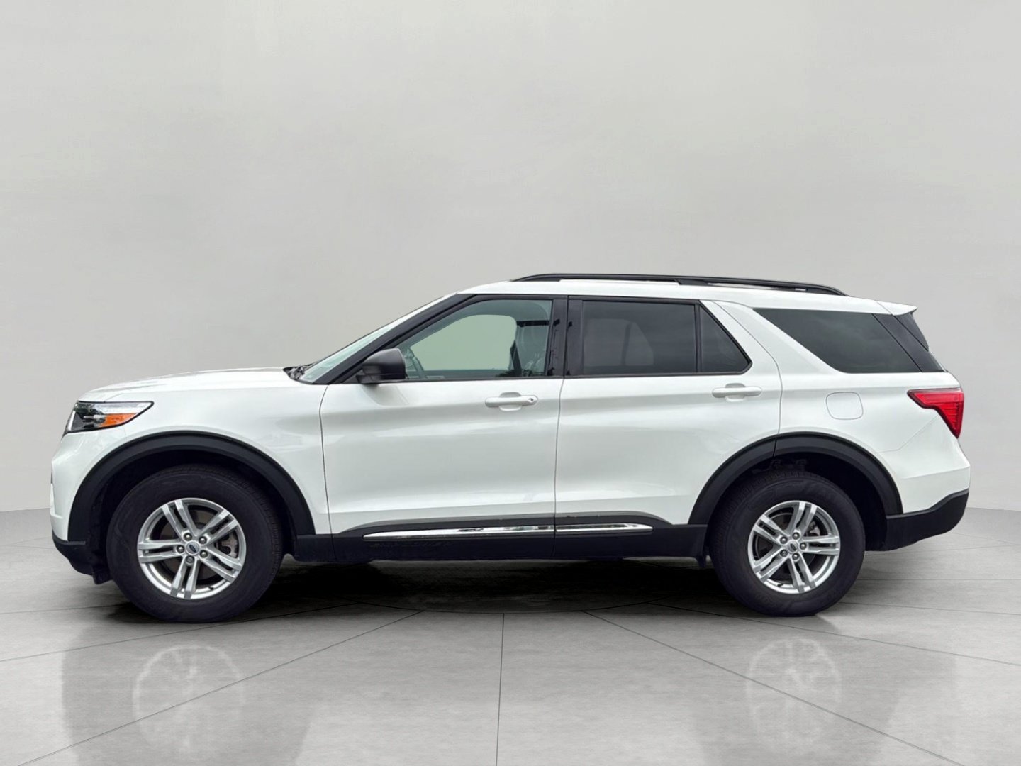 Used 2024 Ford Explorer XLT w/ Equipment Group 202A AWD/4WD image 4