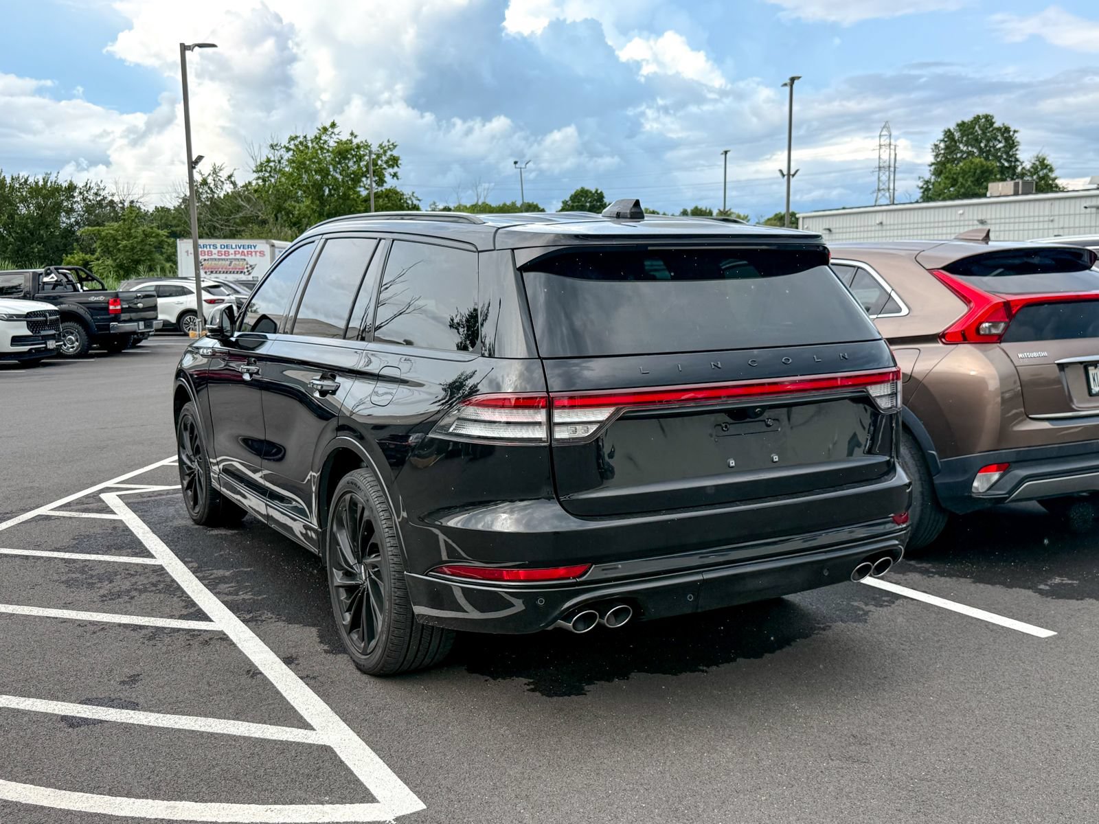 Certified 2025 Lincoln Aviator Reserve w/ Jet Appearance Package AWD/4WD image 4
