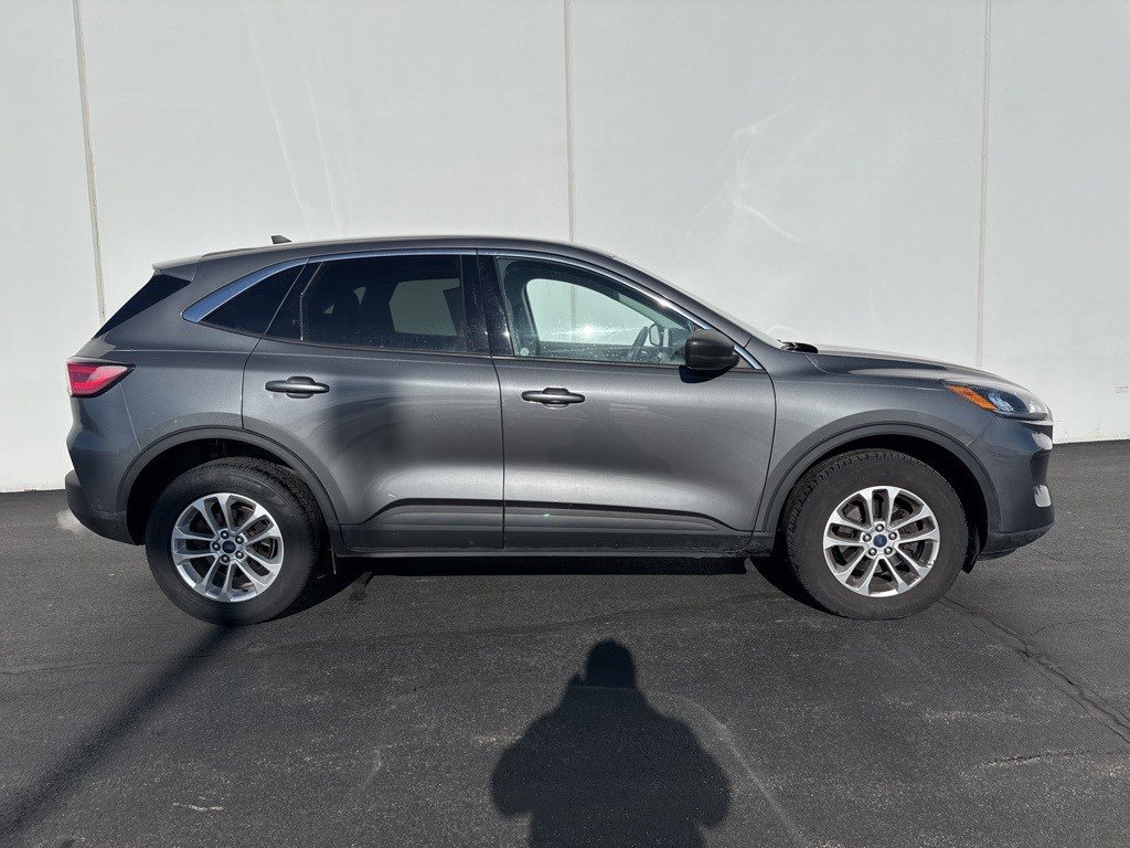 Used 2022 Ford Escape SE w/ Cold Weather Package image 2