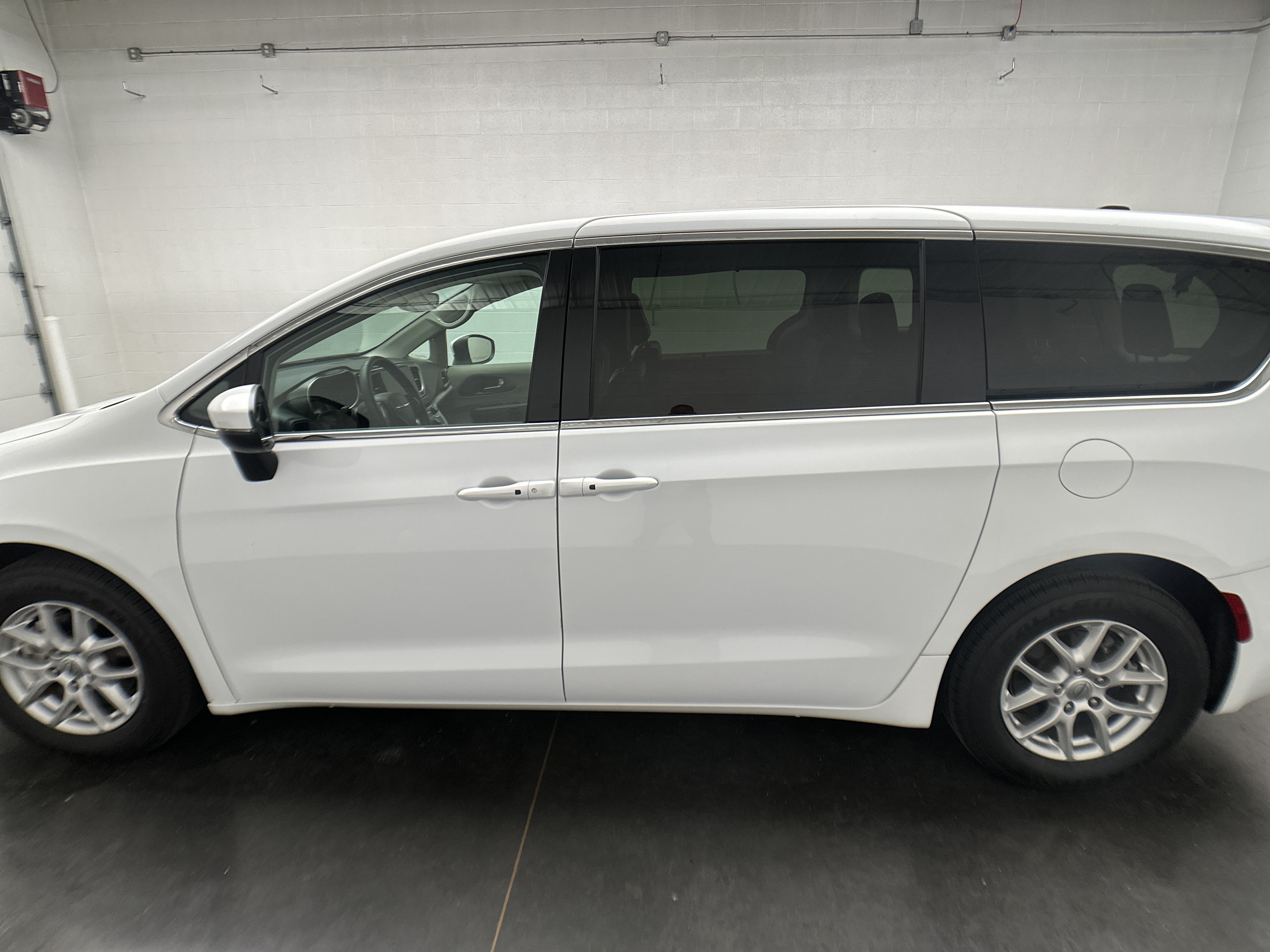 Used 2023 Chrysler Pacifica Touring-L FWD image 6