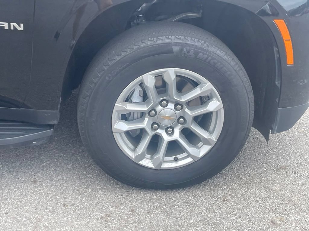 Used 2025 Chevrolet Suburban LT RWD image 31