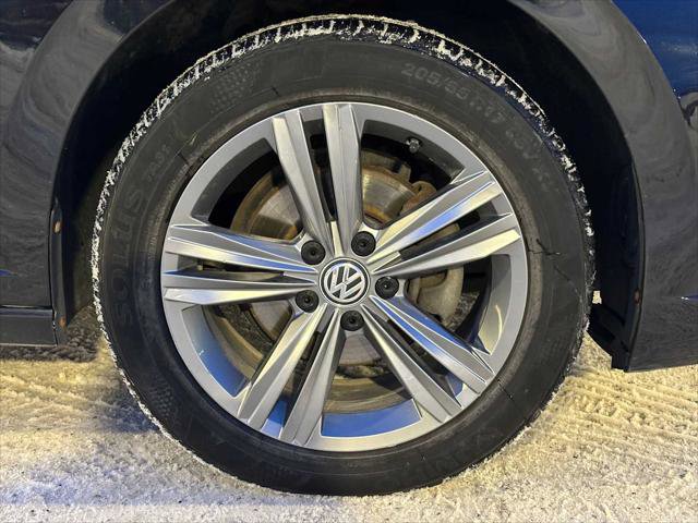 Used 2019 Volkswagen Jetta R-Line w/ R-Line Cold Weather Package image 9