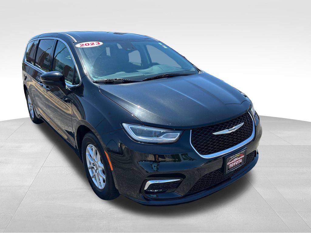 Used 2023 Chrysler Pacifica Touring-L FWD image 9