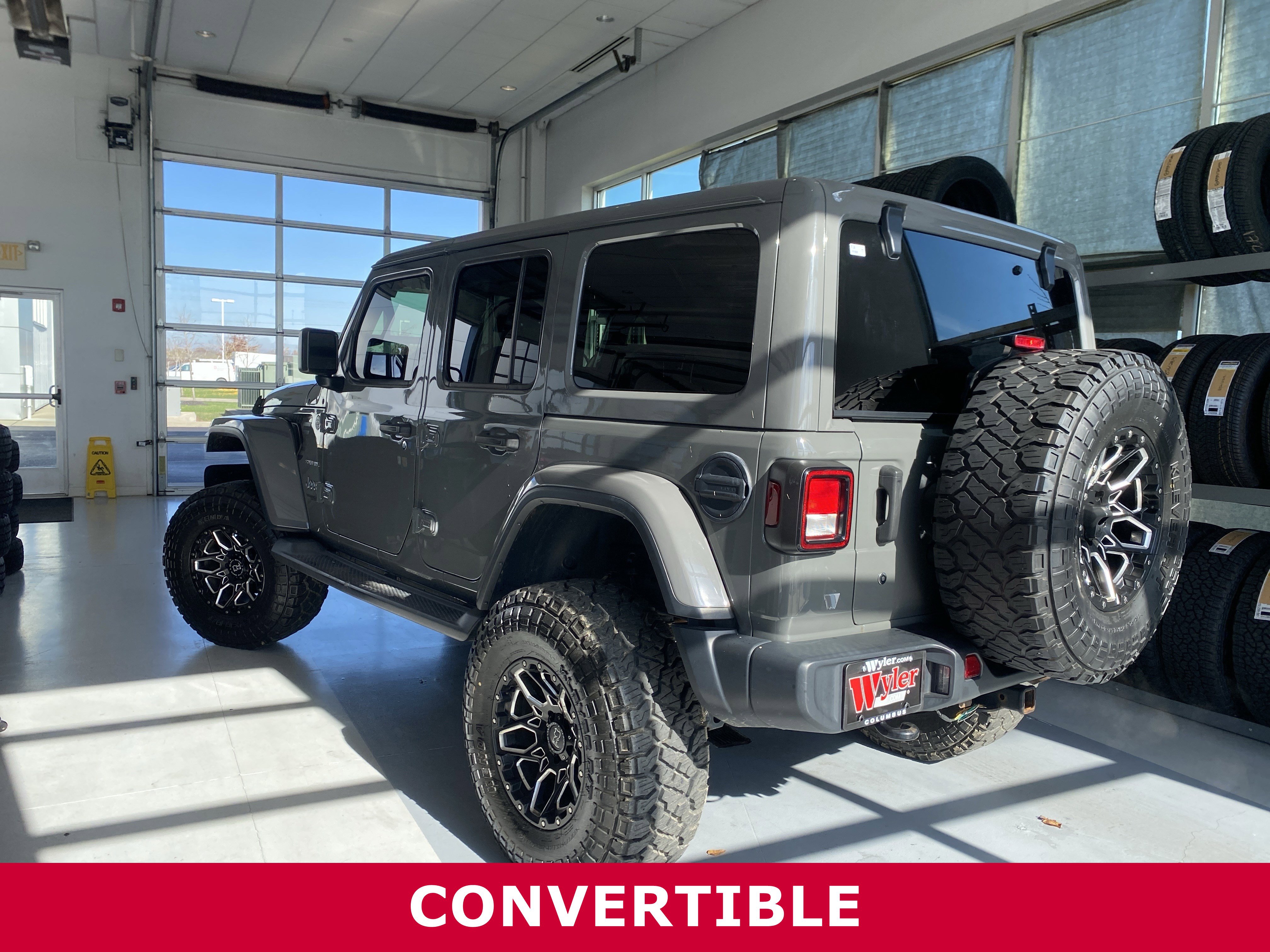 Used 2018 Jeep Wrangler Unlimited Sahara image 3