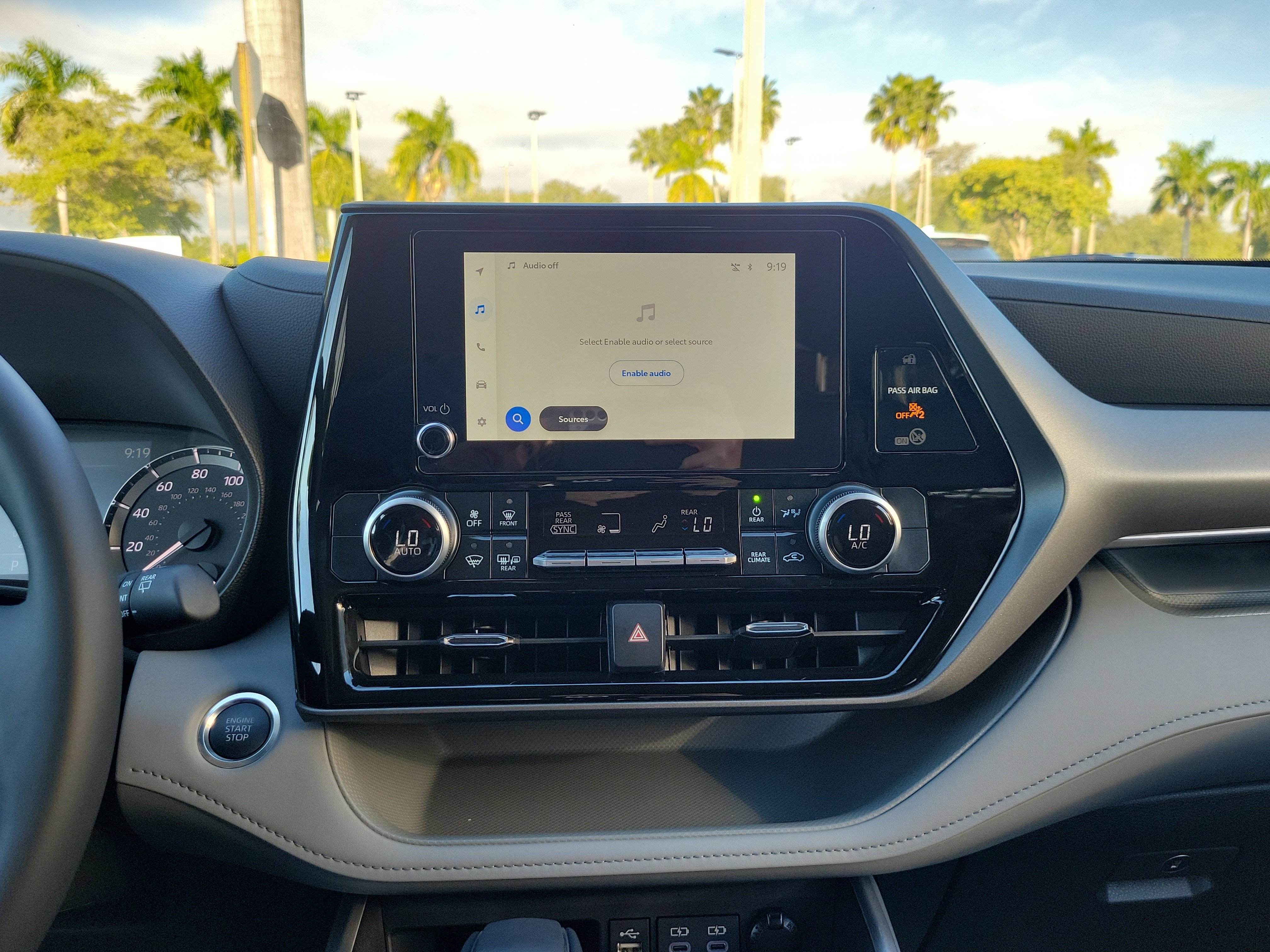 Used 2025 Toyota Highlander LE image 19