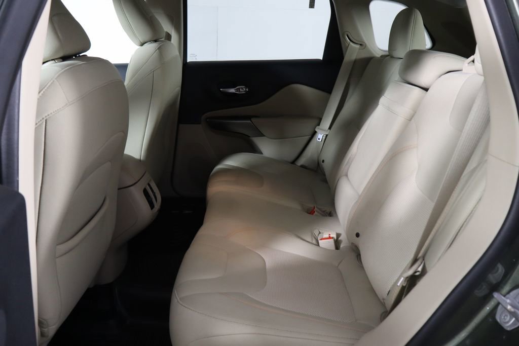 Used 2019 Jeep Cherokee Latitude w/ Popular Appearance Group AWD/4WD image 17