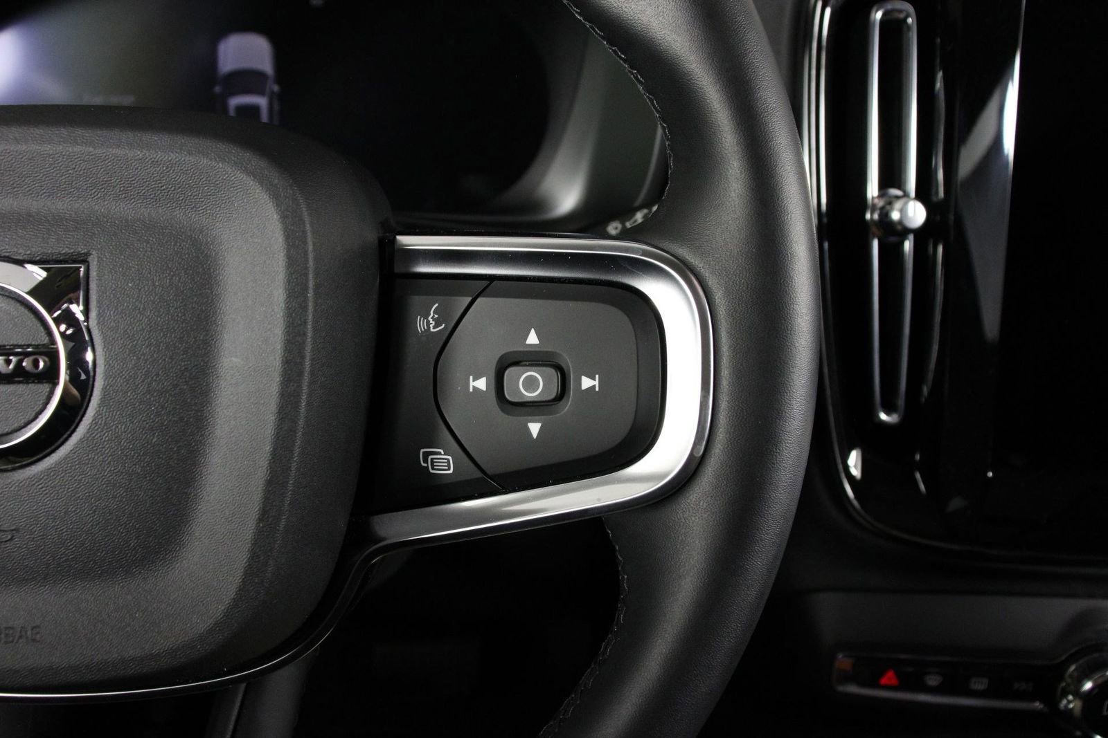 Used 2025 Volvo XC40 B5 Plus image 11