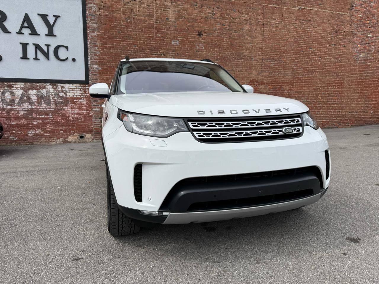 Used 2017 Land Rover Discovery HSE image 2