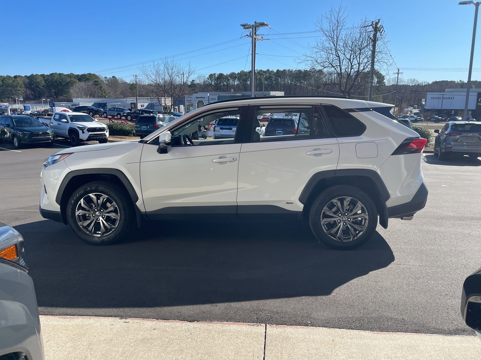 Used 2022 Toyota RAV4 XLE Premium image 14
