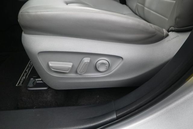 Used 2024 Toyota Highlander XLE FWD image 12