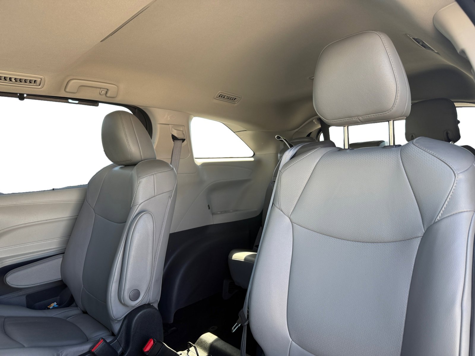 Used 2022 Toyota Sienna XLE image 9