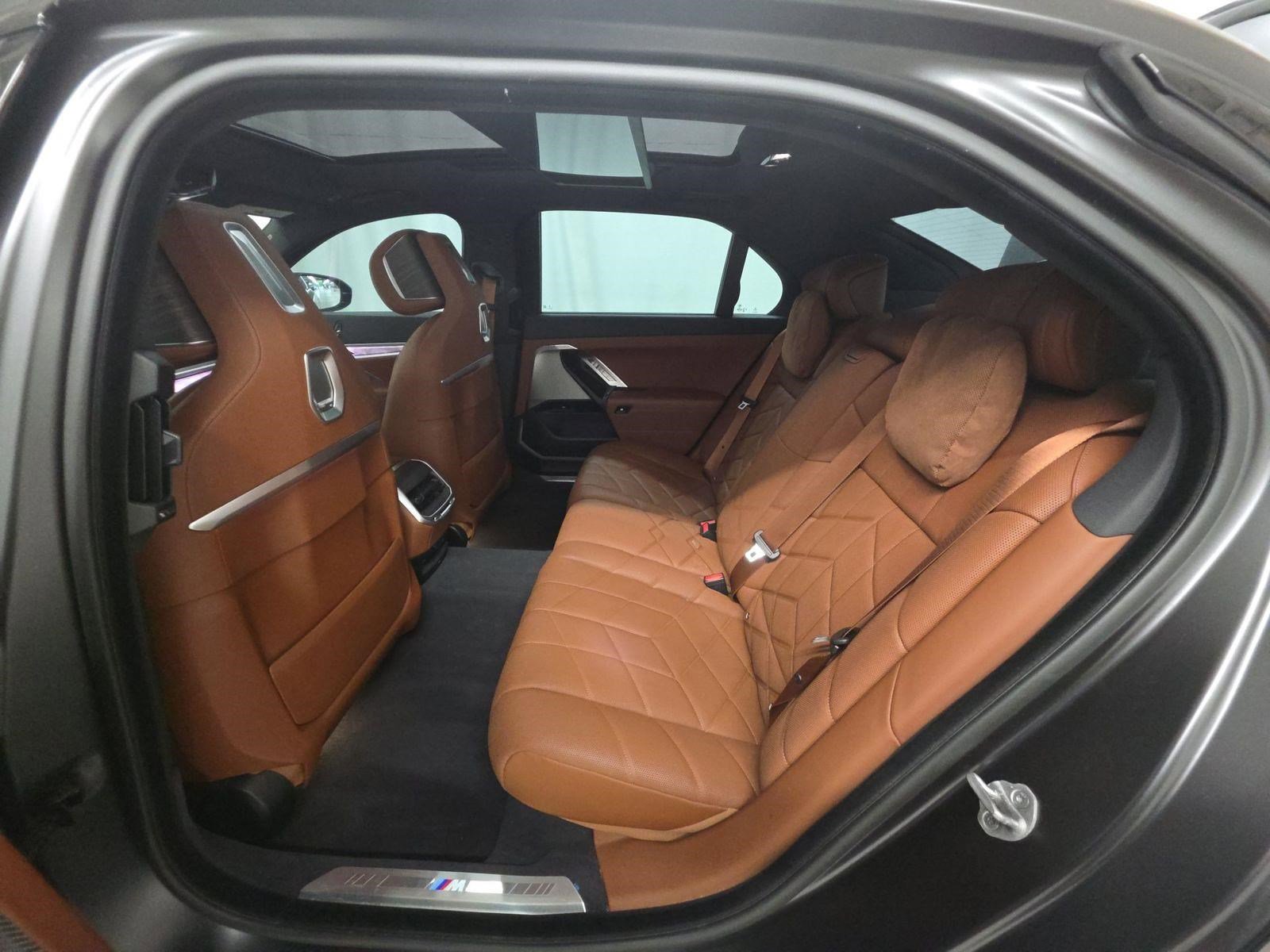 Used 2023 BMW i7 xDrive60 AWD/4WD image 13