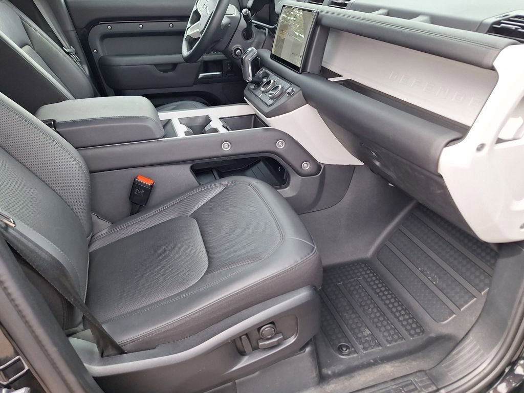 Used 2025 Land Rover Defender 110 S AWD/4WD image 30