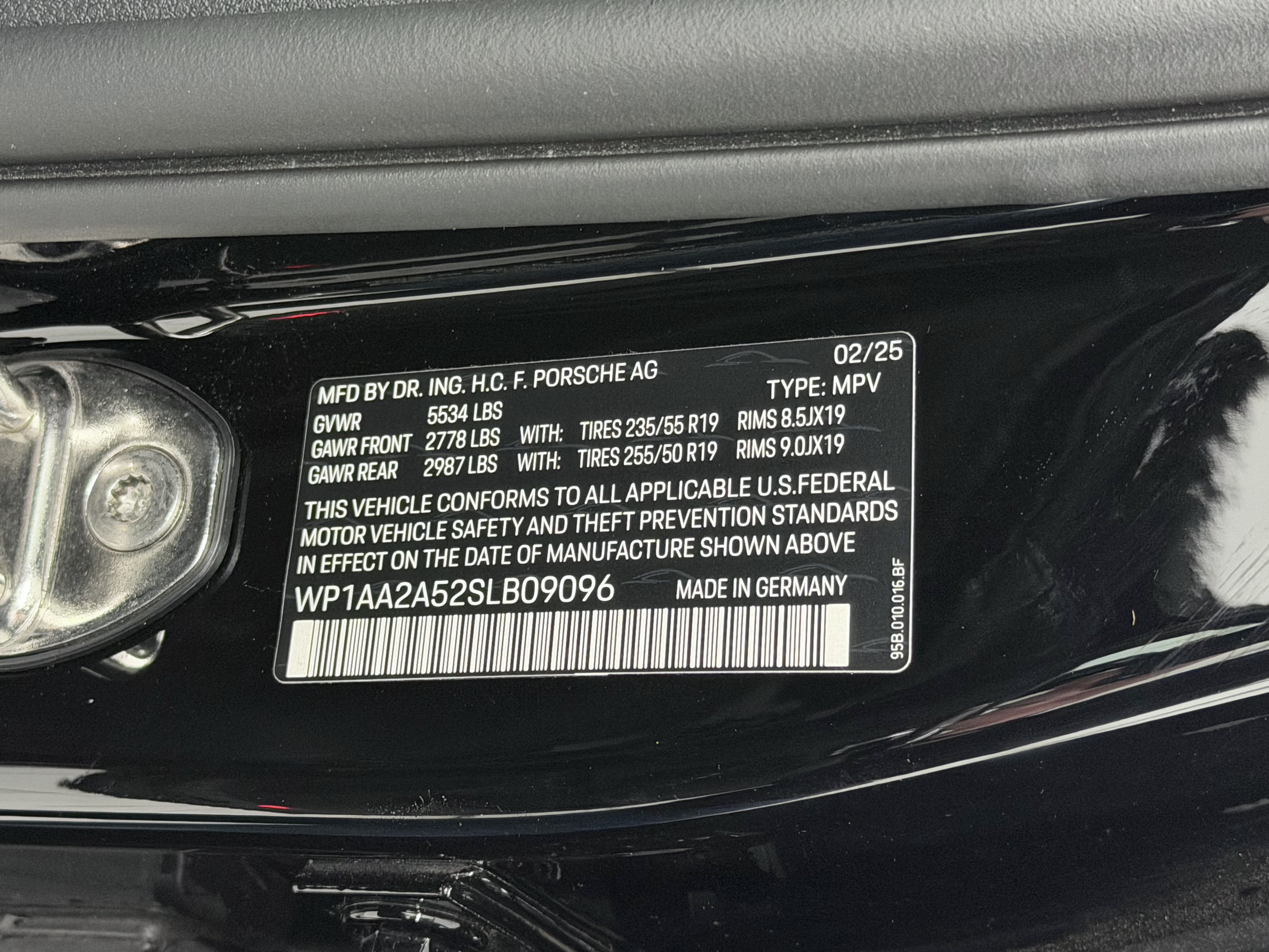 Certified 2025 Porsche Macan AWD/4WD image 59