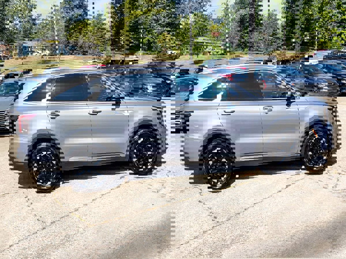 Used 2024 Kia Sorento S w/ Panoramic Sunroof Package image 4