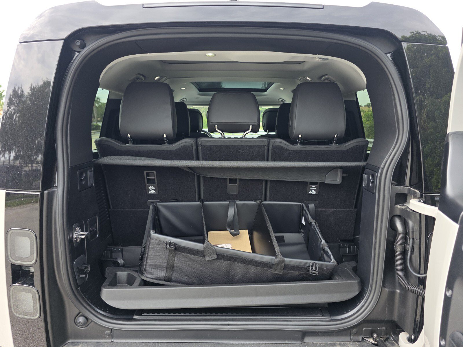New 2026 Land Rover Defender 130 X-Dynamic SE AWD/4WD image 15