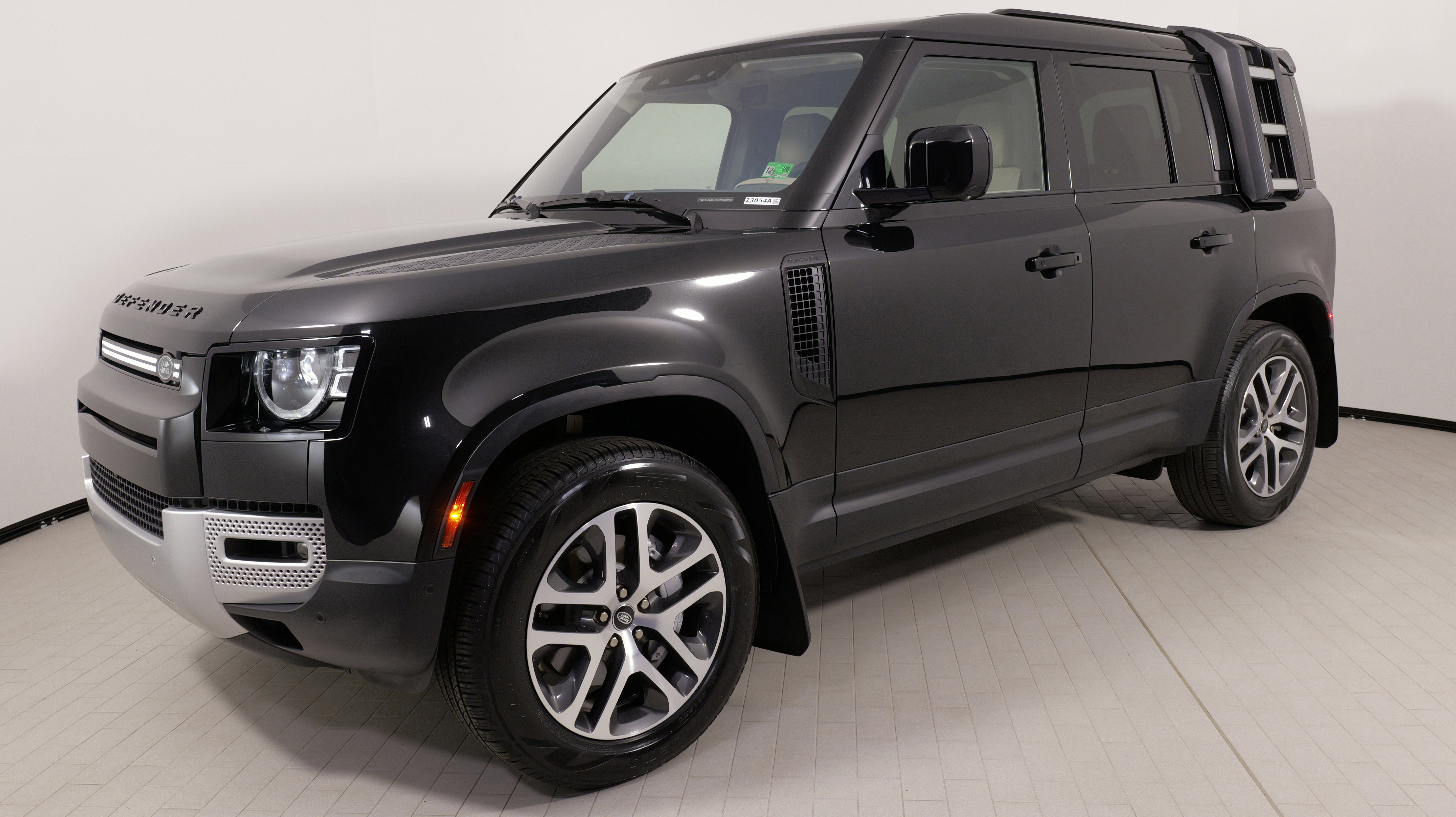 Used 2022 Land Rover Defender 110 SE image 4