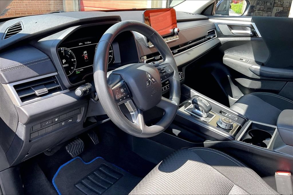 Used 2025 Mitsubishi Outlander ES AWD/4WD image 13
