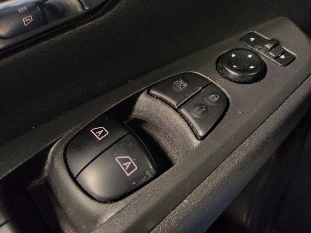 Used 2023 Nissan Kicks SR w/ SR Premium Package FWD image 27