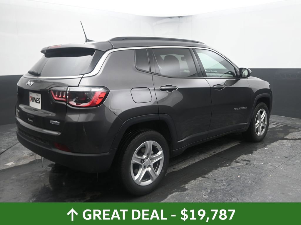 Used 2024 Jeep Compass Latitude image 15