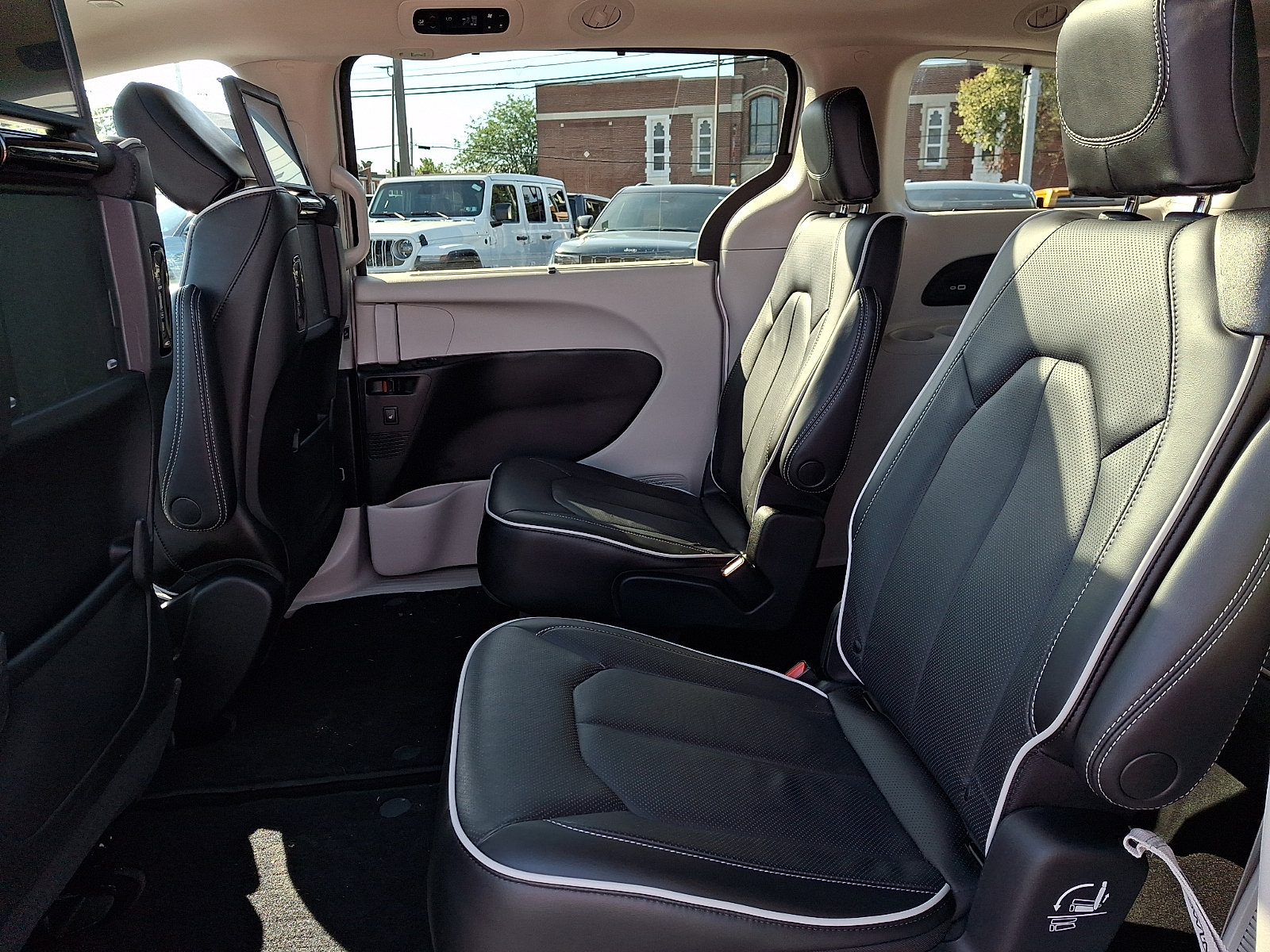 Used 2023 Chrysler Pacifica Limited w/ Uconnect Theater Family Group FWD image 10