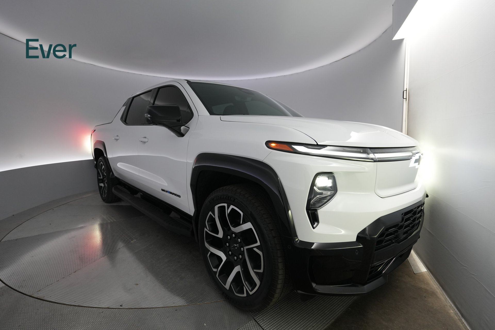 Used 2024 Chevrolet Silverado EV RST AWD/4WD image 2