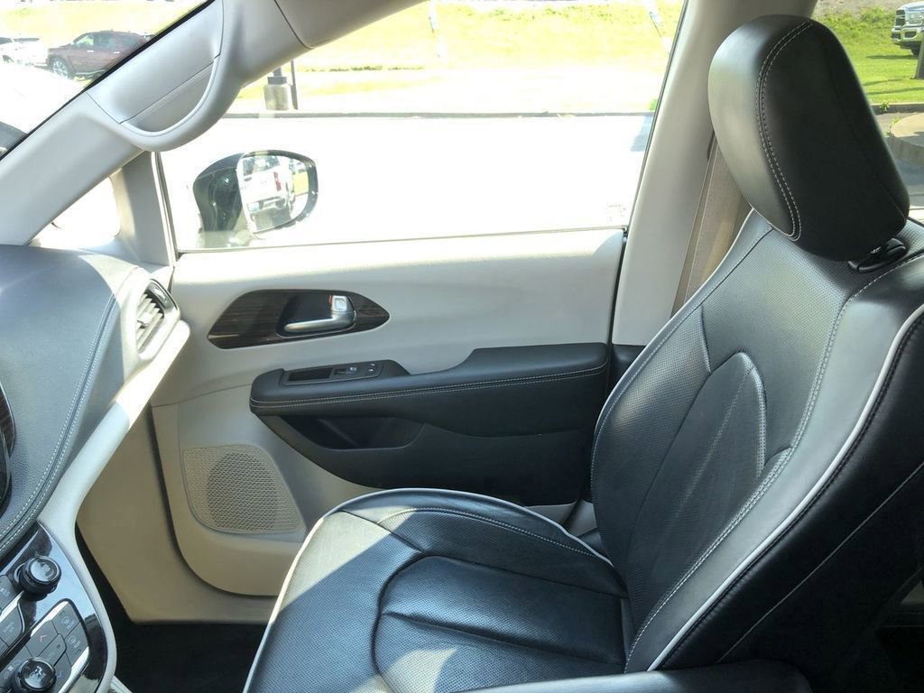 Used 2023 Chrysler Pacifica Limited FWD image 33