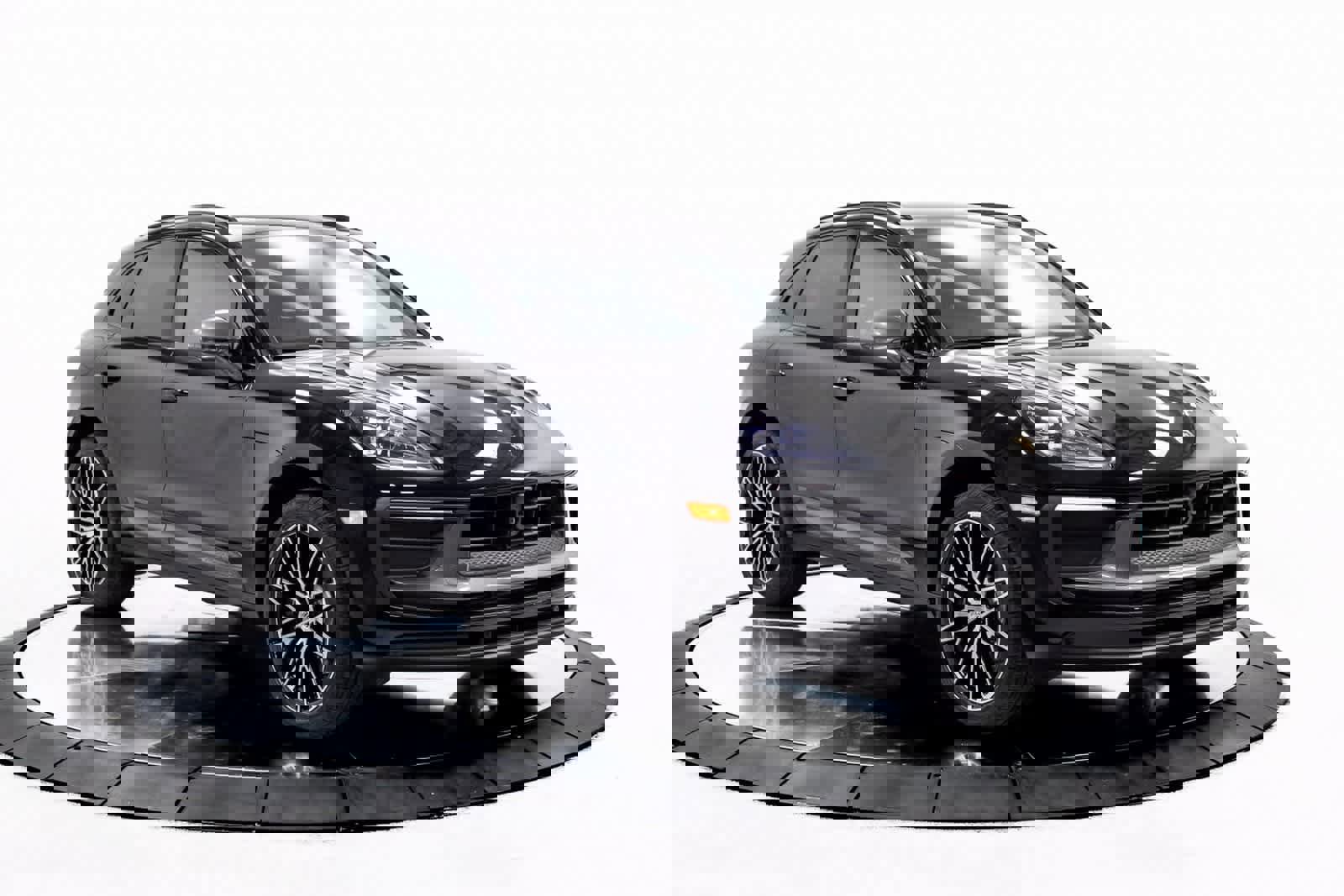 Certified 2025 Porsche Macan Turbo image 9