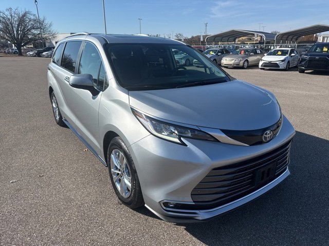 Used 2023 Toyota Sienna Limited image 7
