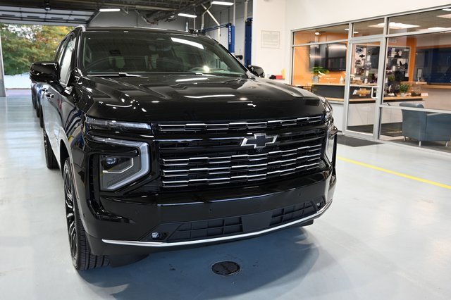 New 2026 Chevrolet Suburban High Country image 3