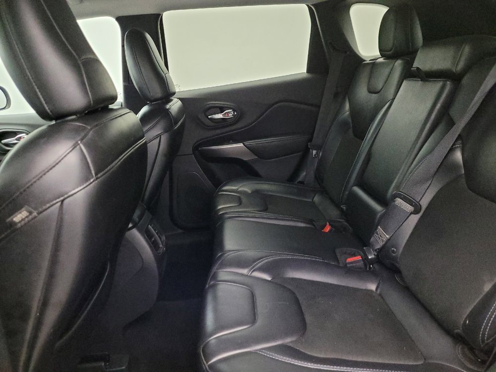 Used 2019 Jeep Cherokee Latitude Plus AWD/4WD image 18