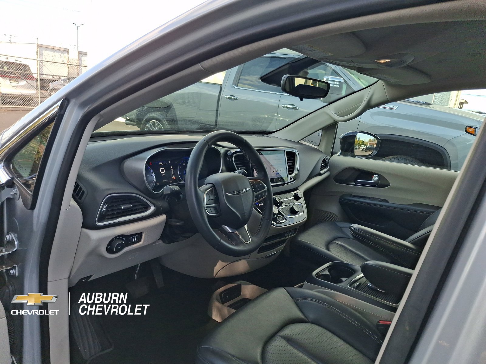 Used 2024 Chrysler Pacifica Touring-L FWD image 16