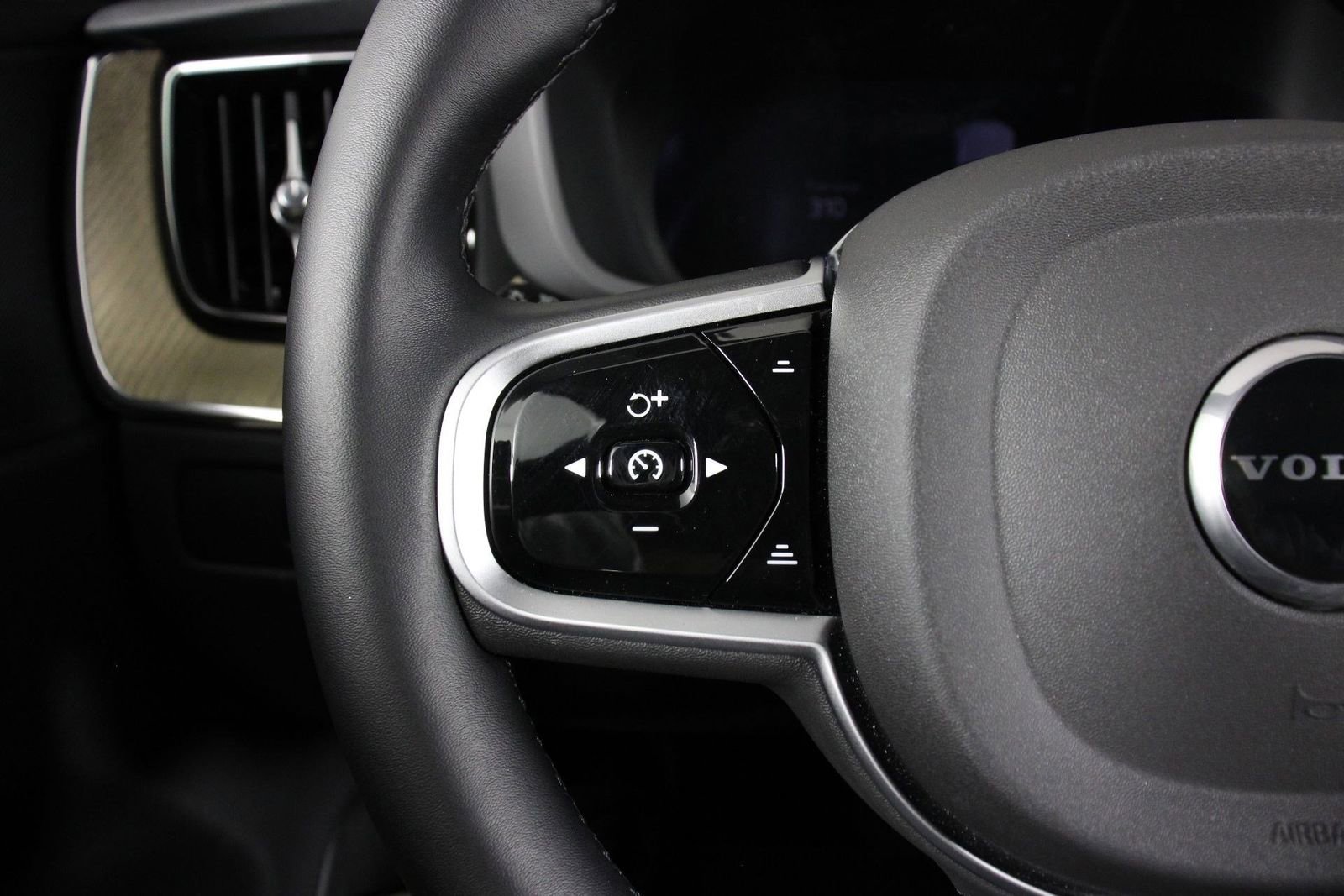 Certified 2026 Volvo XC60 B5 Plus w/ Protection Package Premier AWD/4WD image 10