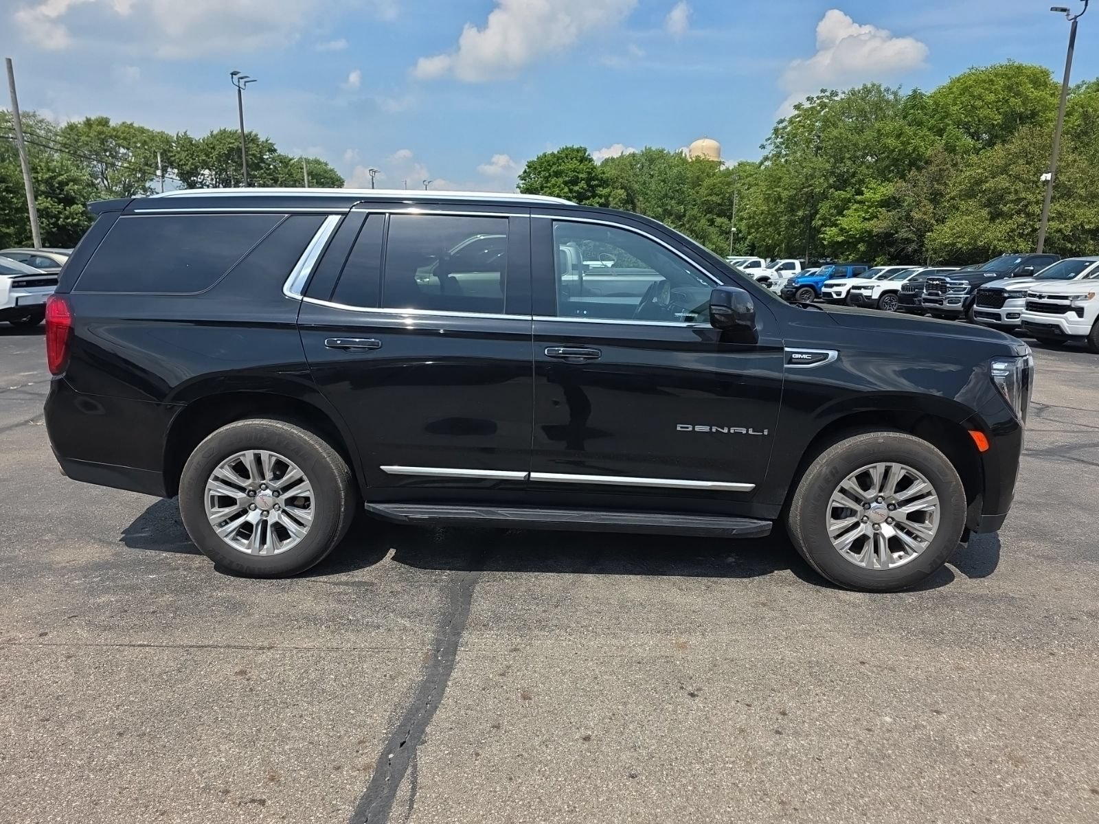 Used 2023 GMC Yukon Denali AWD/4WD image 2