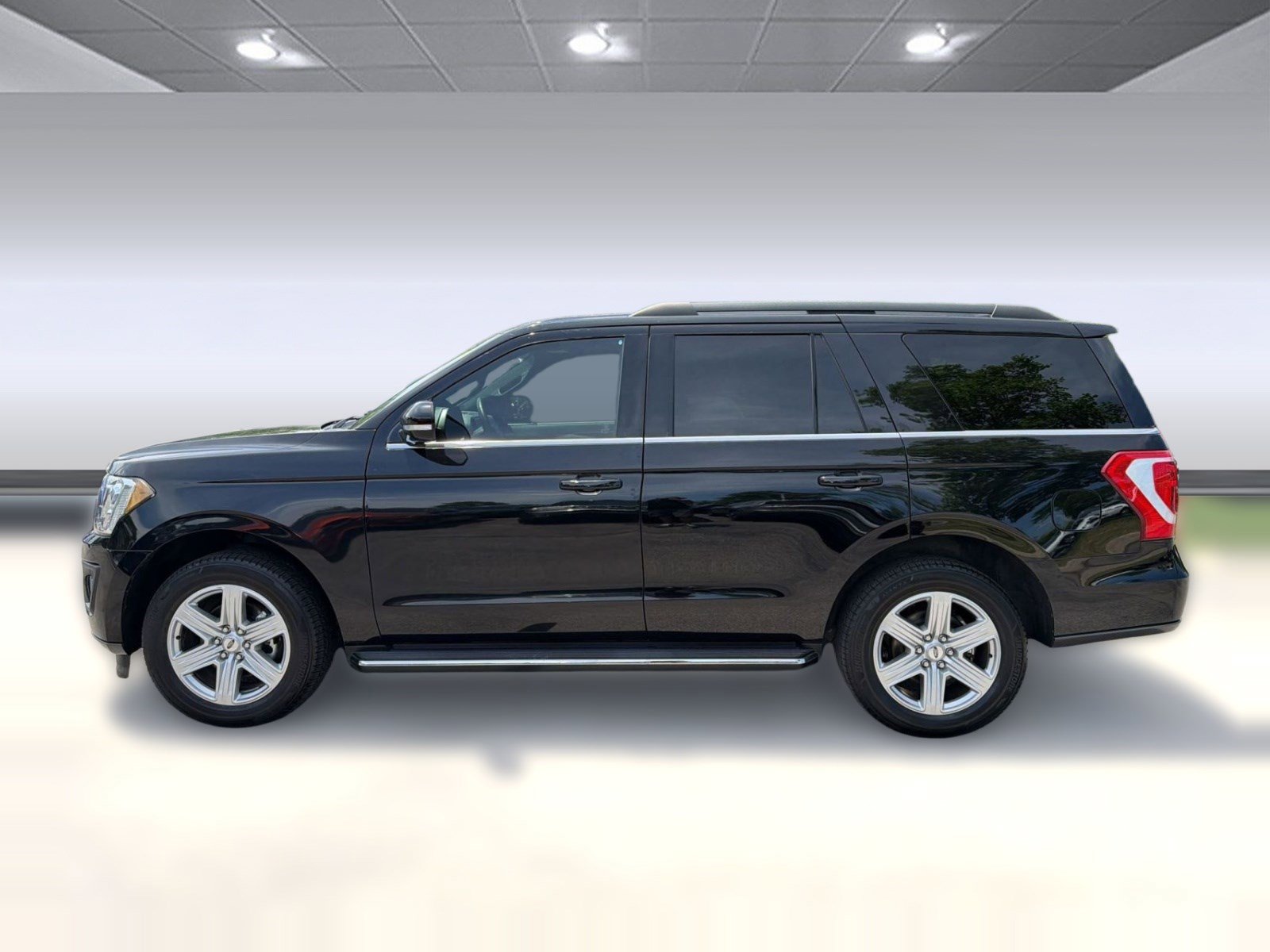 Used 2020 Ford Expedition XLT w/ Equipment Group 202A AWD/4WD image 2