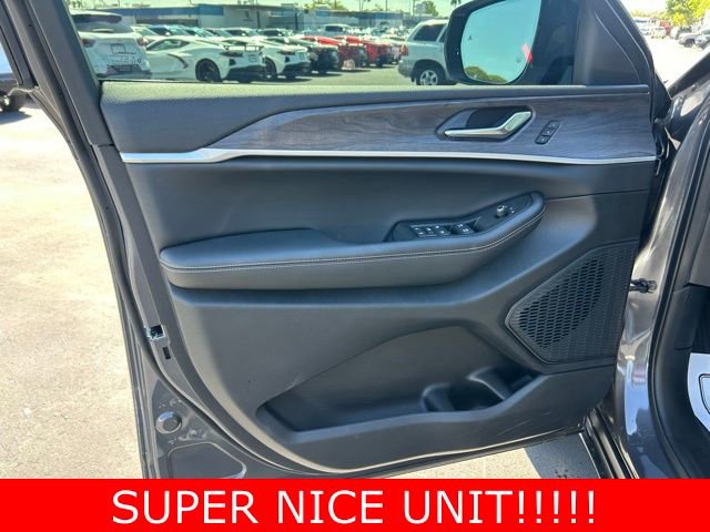 Used 2025 Jeep Grand Cherokee Limited w/ Luxury Tech Group II image 12