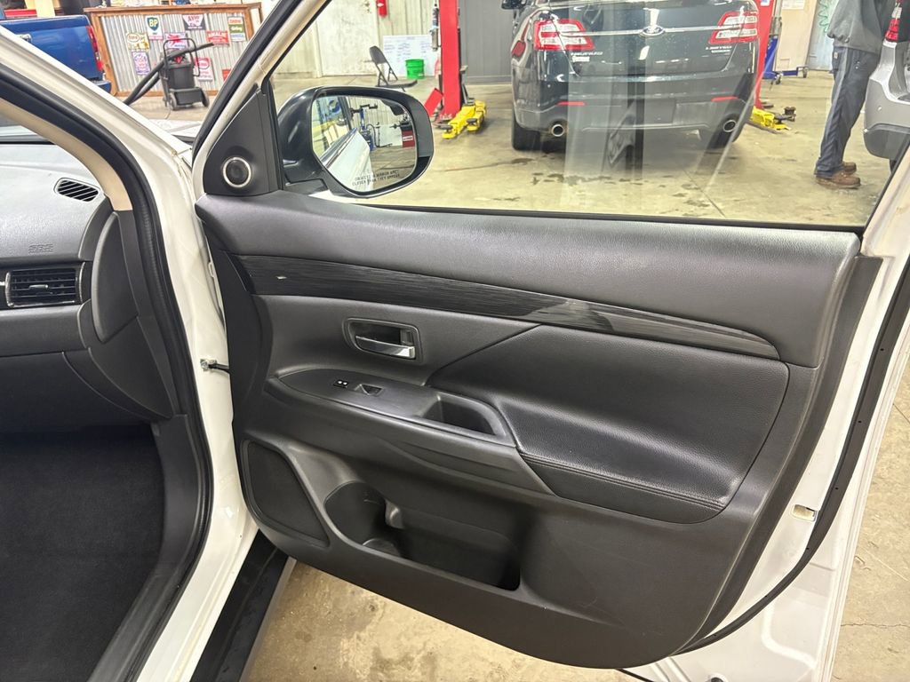 Used 2016 Mitsubishi Outlander GT image 11