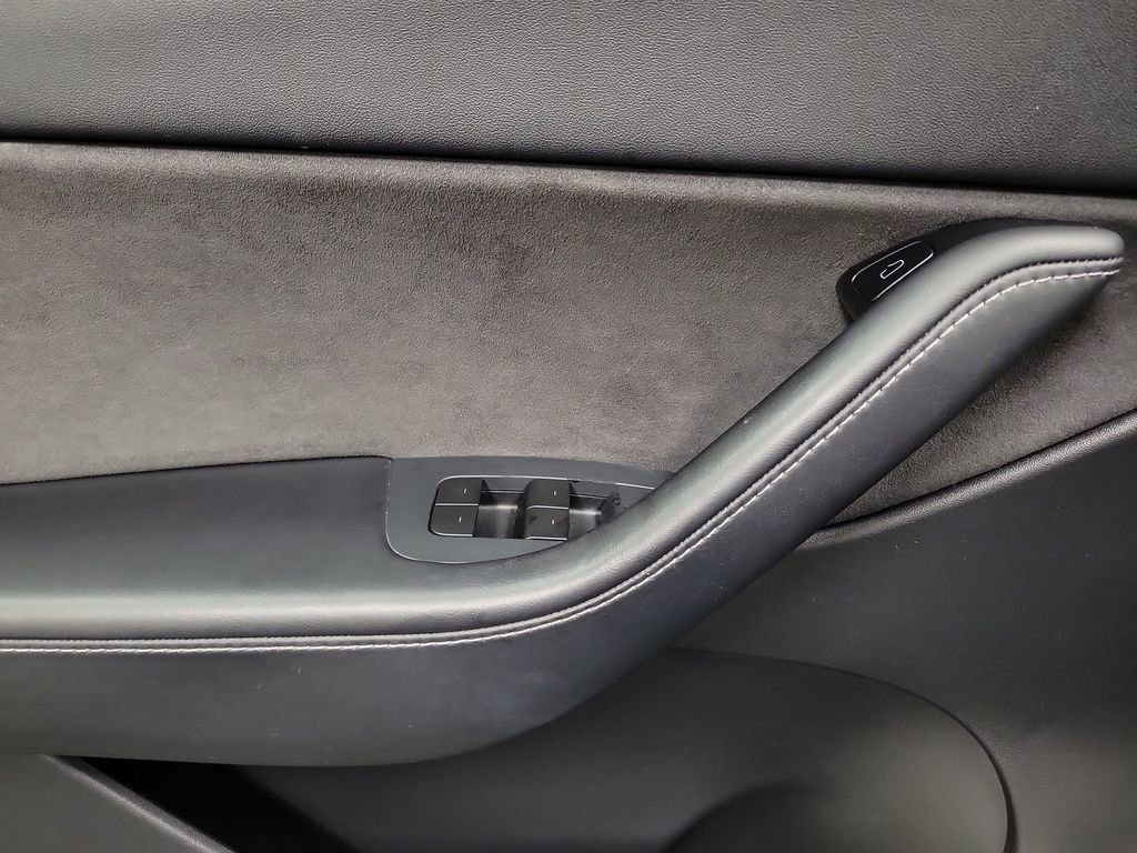 Used 2021 Tesla Model Y Long Range image 19