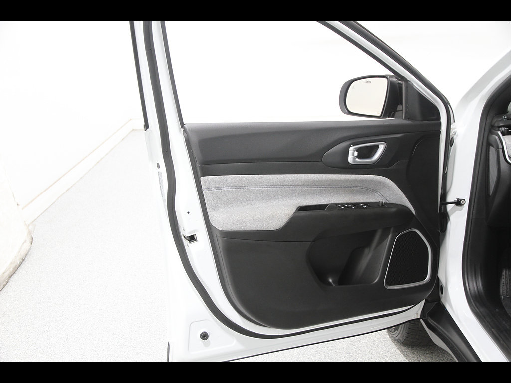 Used 2023 Jeep Compass Latitude AWD/4WD image 4