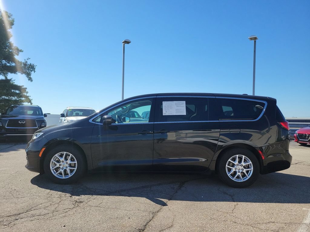 Used 2023 Chrysler Pacifica Touring-L FWD image 2