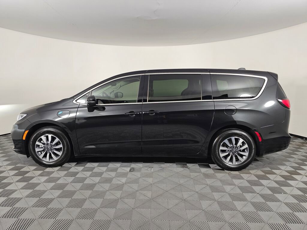 Used 2022 Chrysler Pacifica Touring-L image 6
