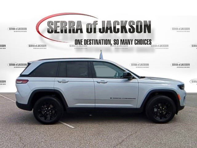Used 2024 Jeep Grand Cherokee Altitude image 10