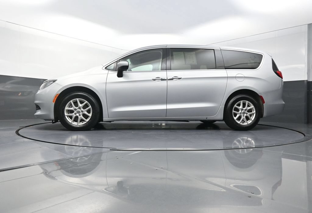 Used 2022 Chrysler Voyager LX FWD image 26