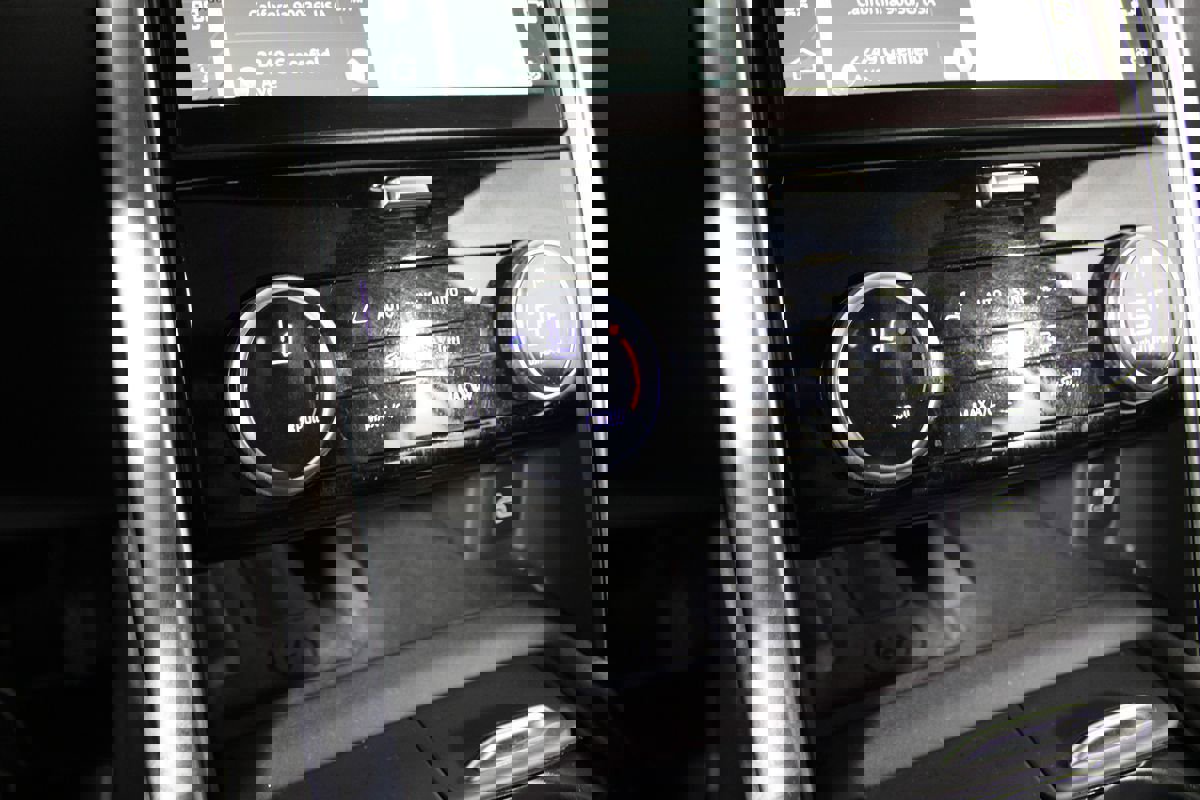 Used 2022 Land Rover Discovery S image 25