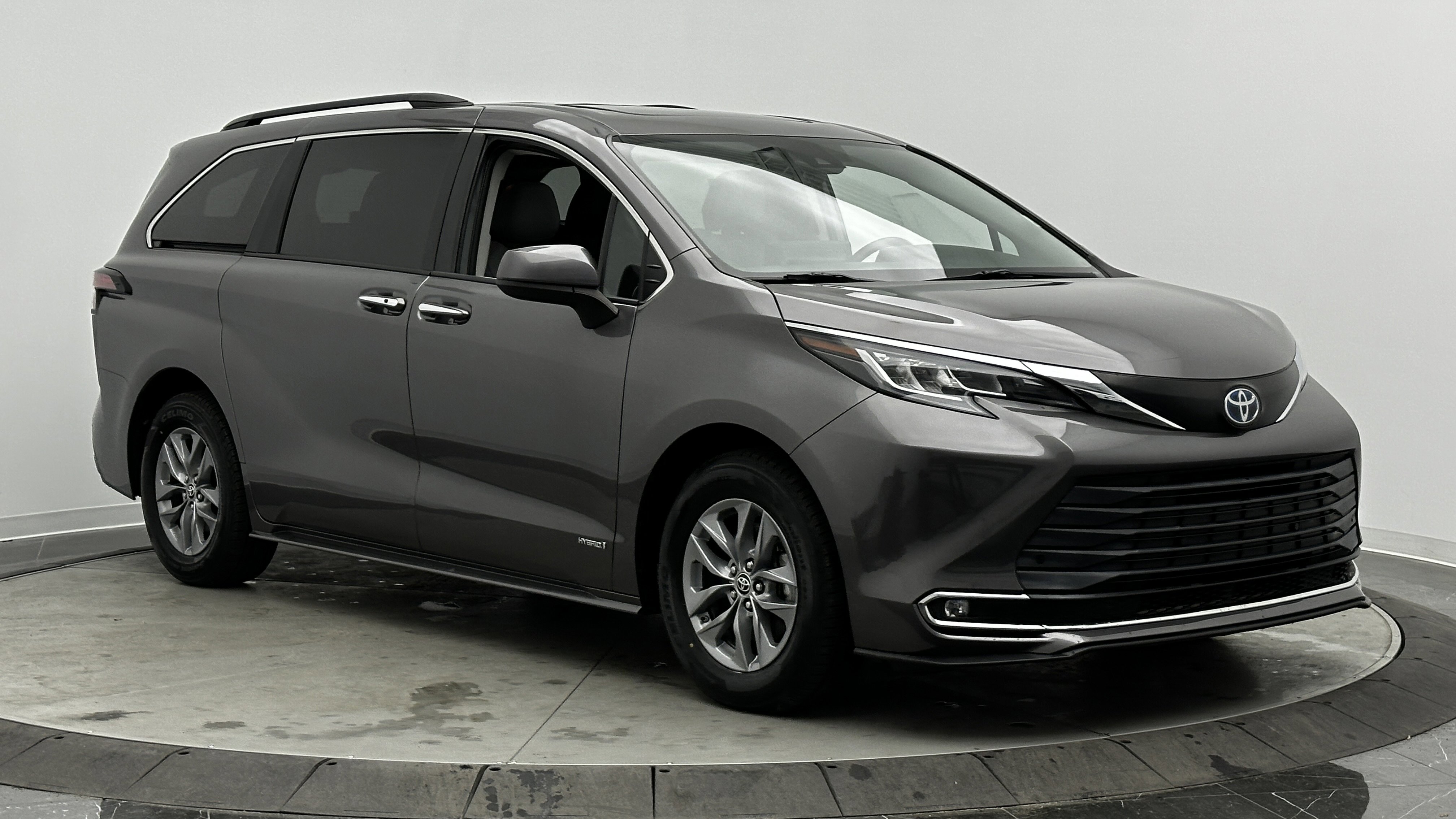 Used 2021 Toyota Sienna XLE image 3