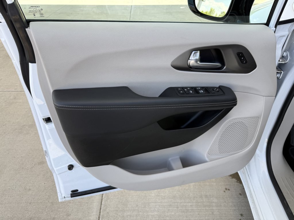 Used 2024 Chrysler Pacifica Touring-L FWD image 19