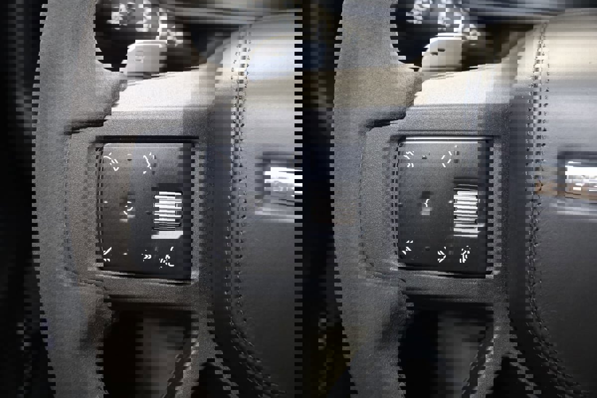 Used 2023 Land Rover Defender 110 V8 image 34